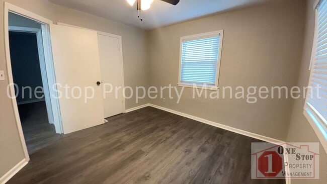 Building Photo - Charming 3-bedroom, 1.5-bathroom in Kansas City!