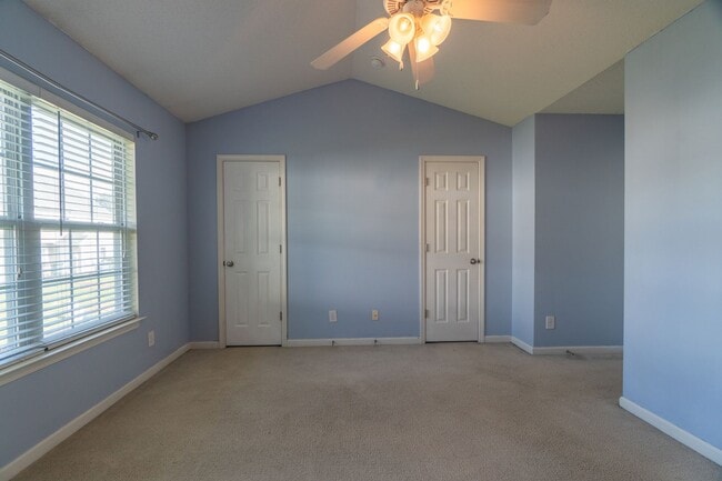 Building Photo - Townhome in a great location!