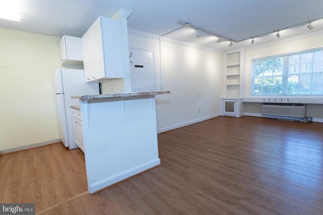 Building Photo - 1612 W Abingdon Dr