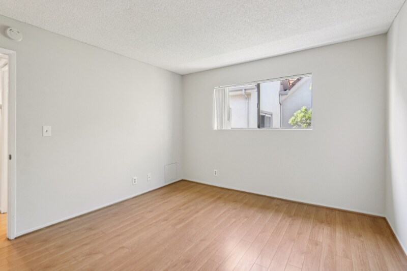 Building Photo - 725 E Providencia Ave