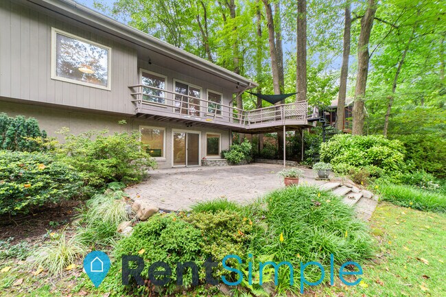 Building Photo - 6502 Lakeview Dr