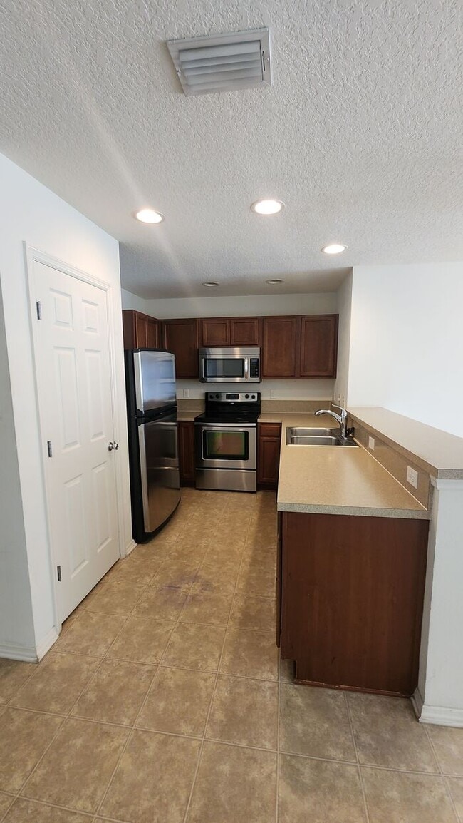 Building Photo - Great 2 Bedroom 1.5 Bath Townhome in Tuscany Village East of SR 16