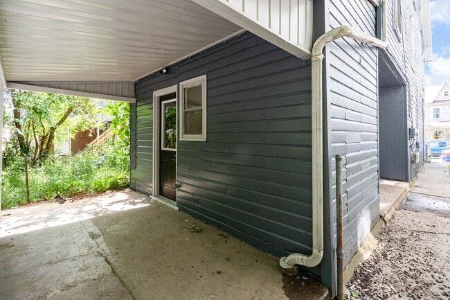 Building Photo - 3 Bedroom 2 Bathroom Home