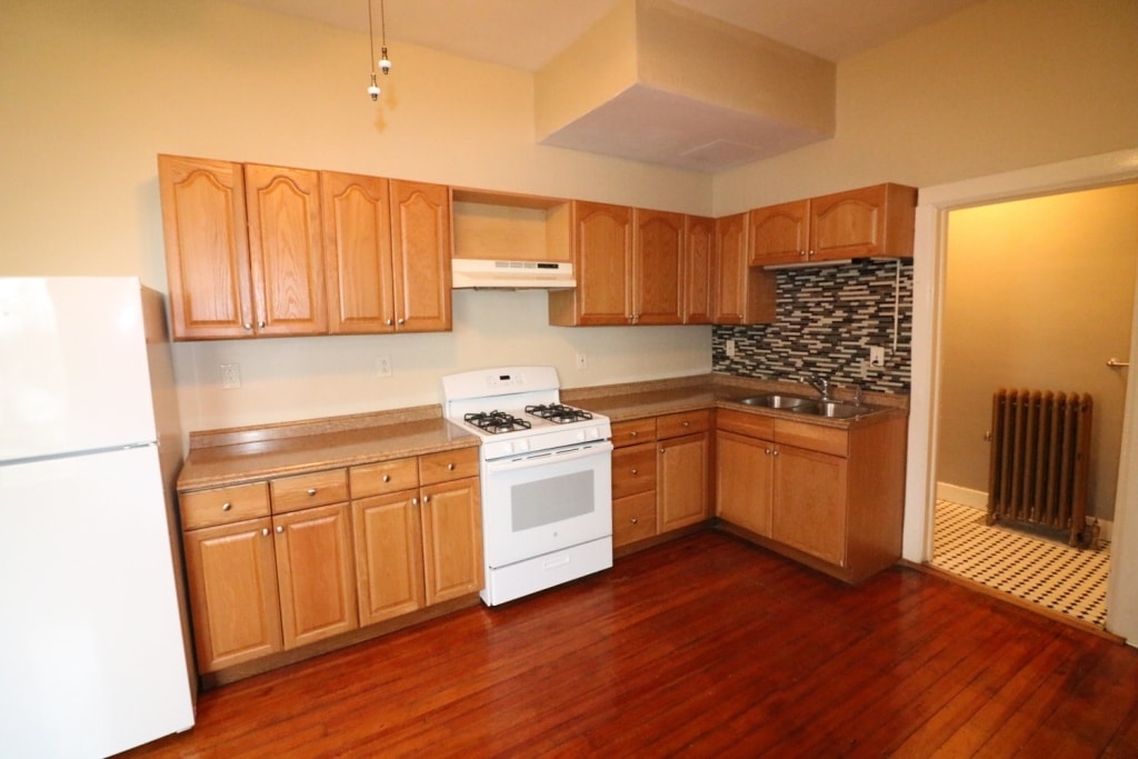 Building Photo - 1316 E 10th St