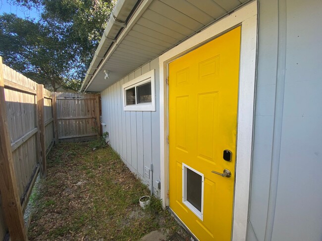 Building Photo - Cozy Pet-Friendly Studio