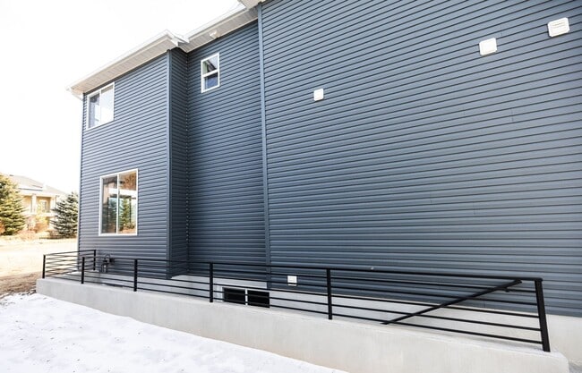 Building Photo - 715 Pine Ridge Ln