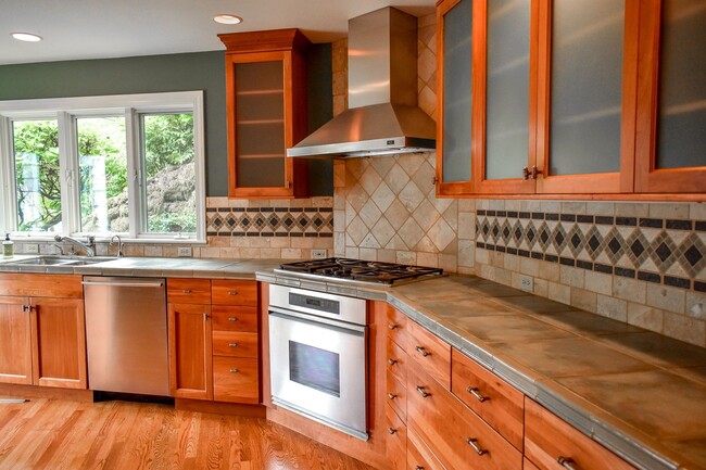 Building Photo - Three bedroom and Two Bathroom home in Portland Heights! Gourmet Kitchen and incredible natural L...