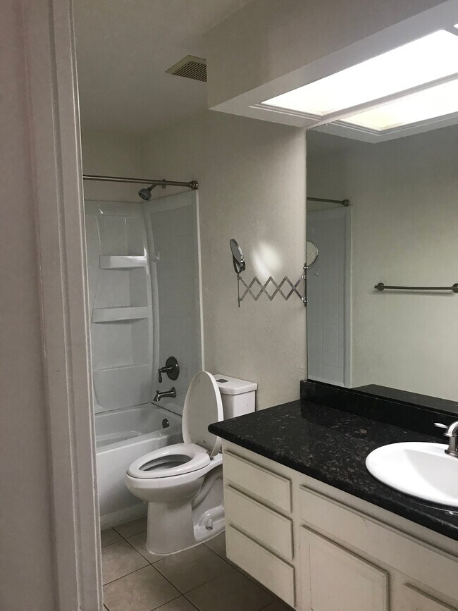 Building Photo - 4500 Villas Dr