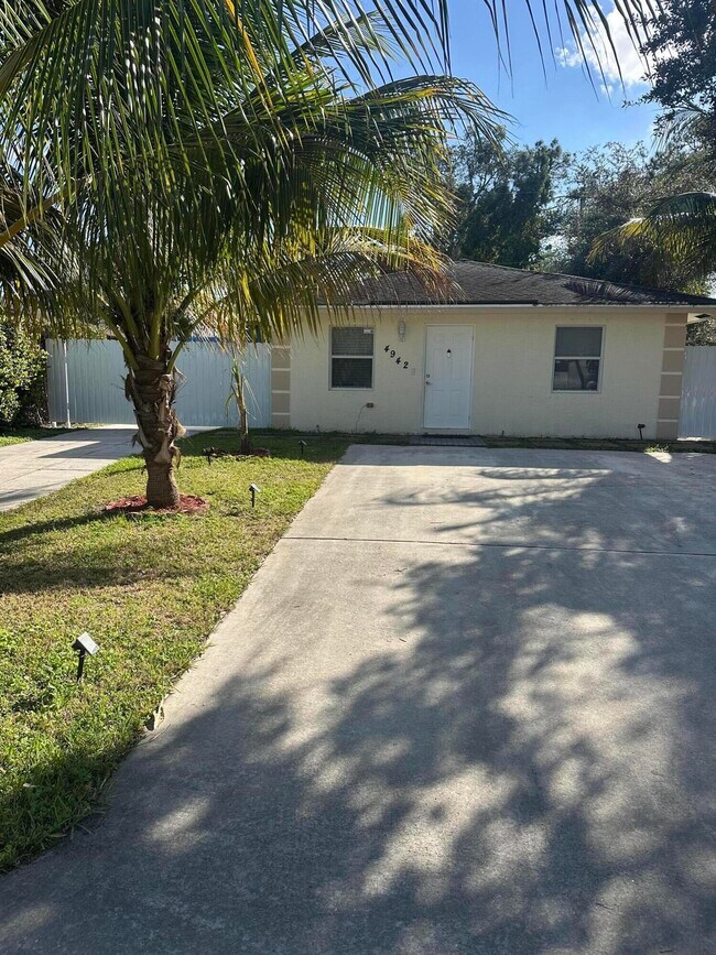 Building Photo - 4942 Dillon St