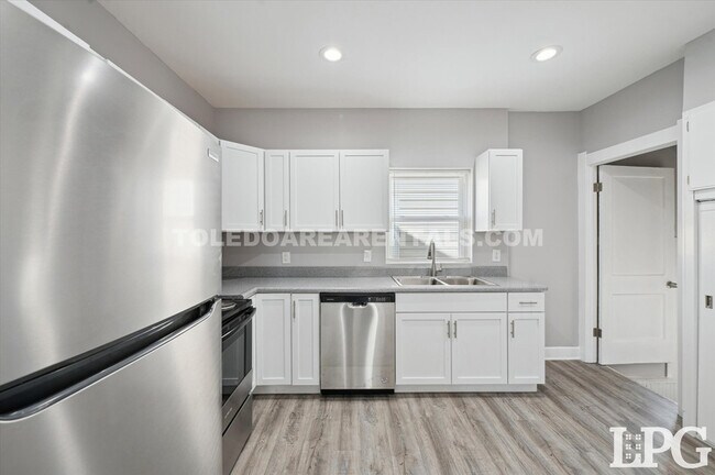 Building Photo - 630 Colima Dr