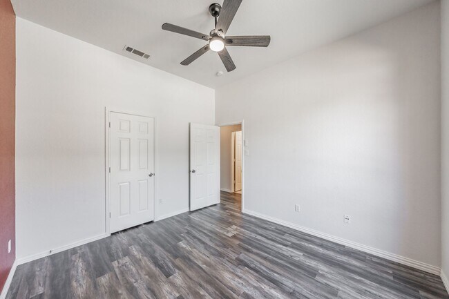 Building Photo - 1214 Hardisty Dr