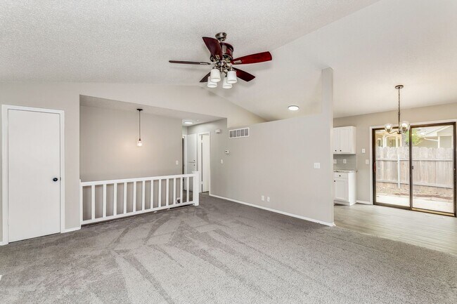 Building Photo - WEST Side Duplex for rent! Spacious 3 bed/2 bath duplex for rent! Move In Special- 1/2 off 2nd mo...