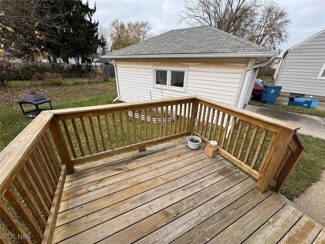 Building Photo - 1612 Maple Dr