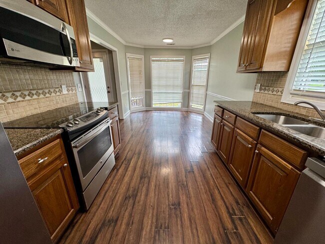 Building Photo - 140 Clear Creek Dr