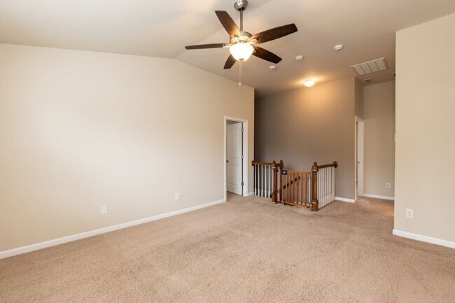 Building Photo - Gorgeous LARGE Family Home!