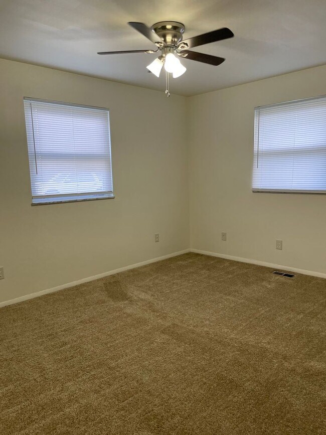 Building Photo - One story 2 bedroom with washer/dryer hook up
