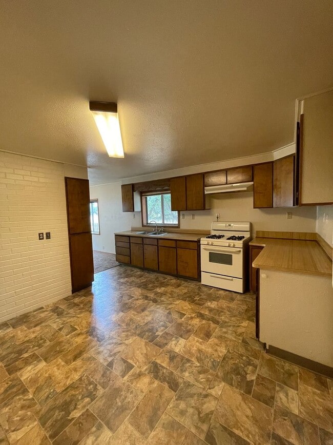 Building Photo - Nice 4 bedroom, 2.5 bath home featuring 1,...