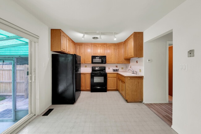 Building Photo - 144 Parnacott Dr