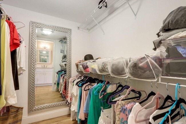 Building Photo - 130 Lakeshore Dr