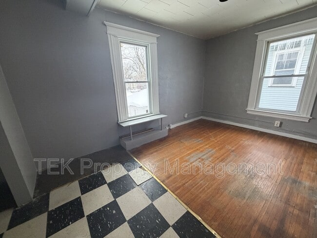 Building Photo - 195 Parsells Ave