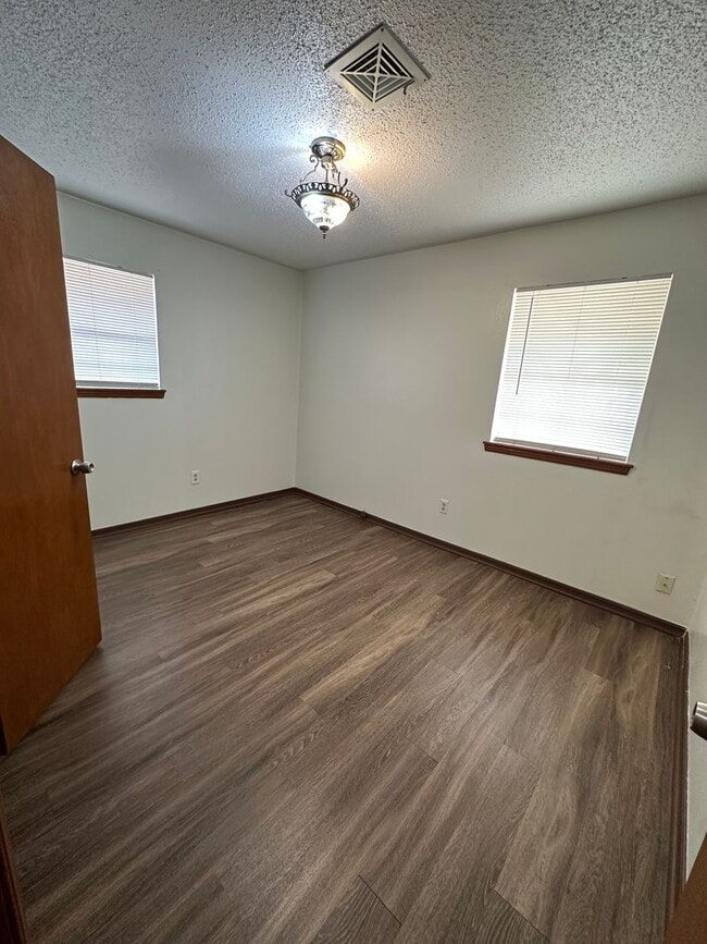 Building Photo - 3 Bed, 1.5 Bath, 1 Car garage