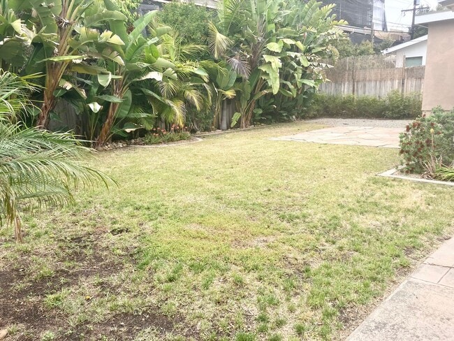 Building Photo - Stylish 3 Bedroom in College Area