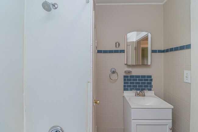 Building Photo - Spacious & Charming Home in Goldsboro - Excellent Wayne Memorial Drive Location!
