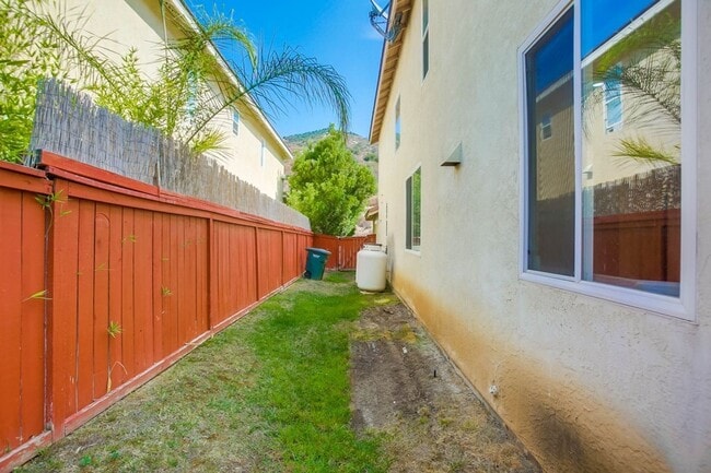 Building Photo - Available Now!! Spacious 4 Bedroom Plus a ...