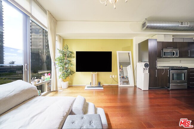 Building Photo - 1100 S Hope St