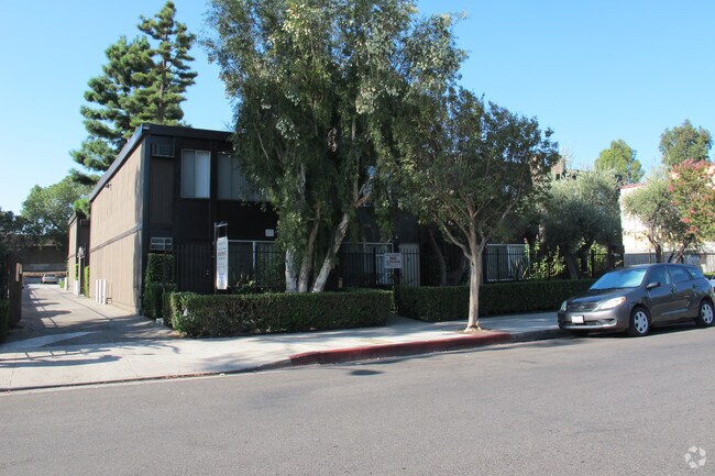 Building Photo - 18552-18554 Collins St