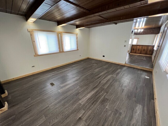 Building Photo - 2 Bedroom 1 Bath Updated Mobile Home in A ...