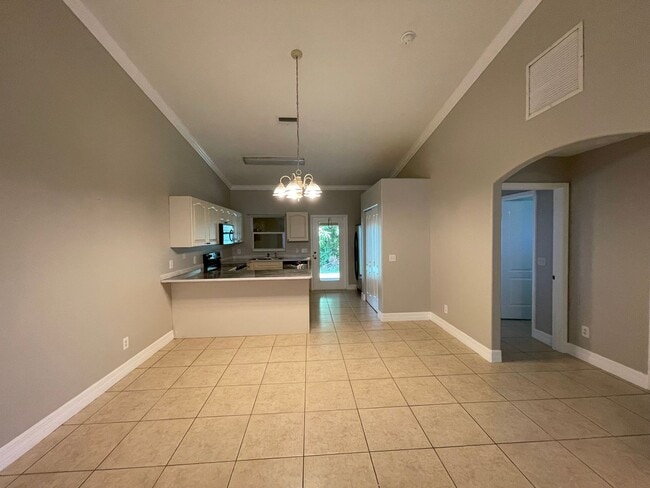 Building Photo - CUTE 2 Bedroom 2 Bath duplex