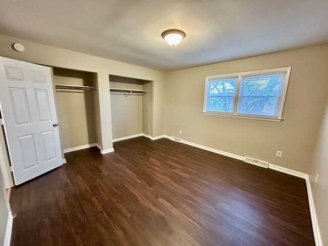 Building Photo - 2 Bedroom With a Bonus Room!