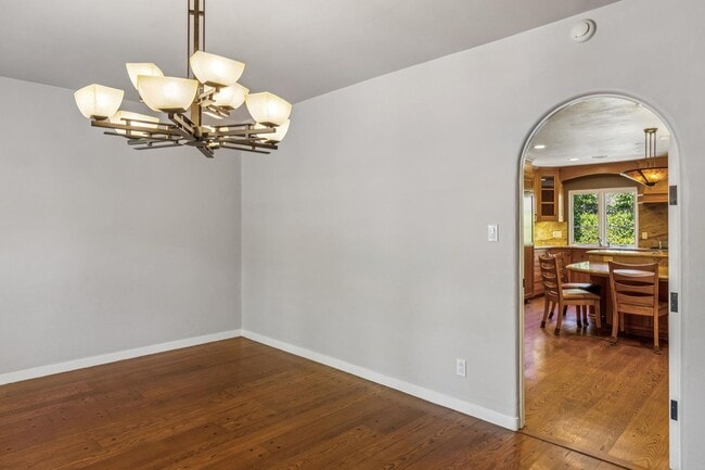 Building Photo - Mediterranean Beauty in Crescent Park – 5B...