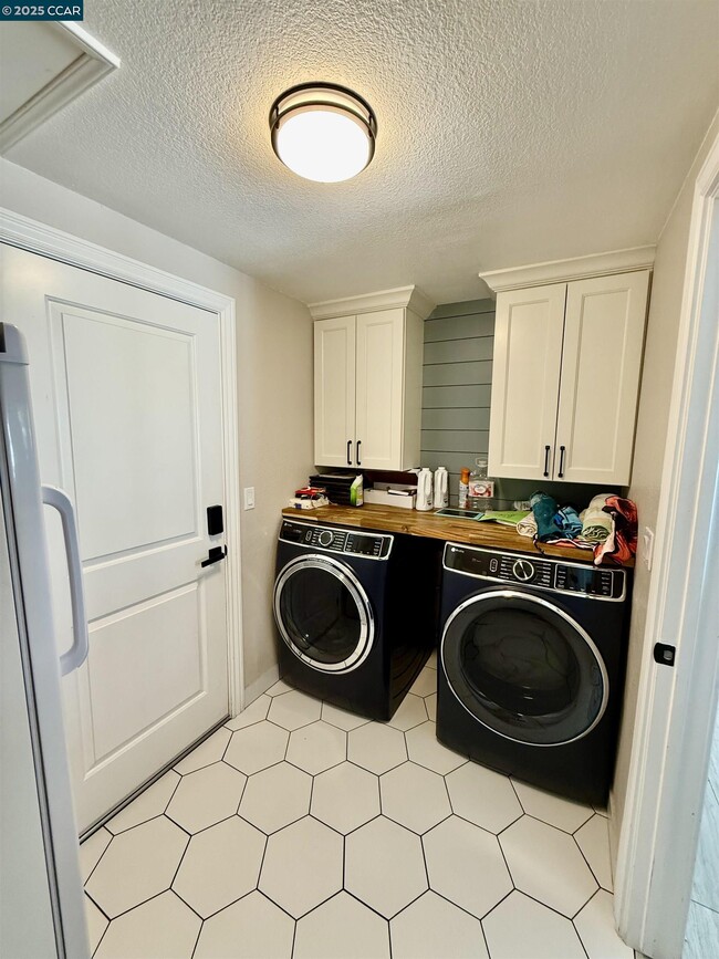 Building Photo - 319 Flagstone Ct
