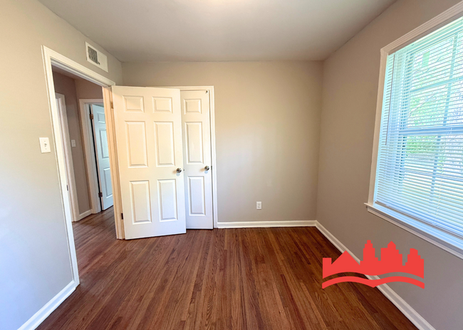 Building Photo - Welcome to this spacious 5-bedroom house