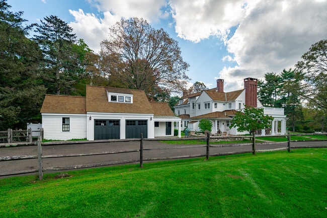 Building Photo - 198 Hemlock Hill Rd