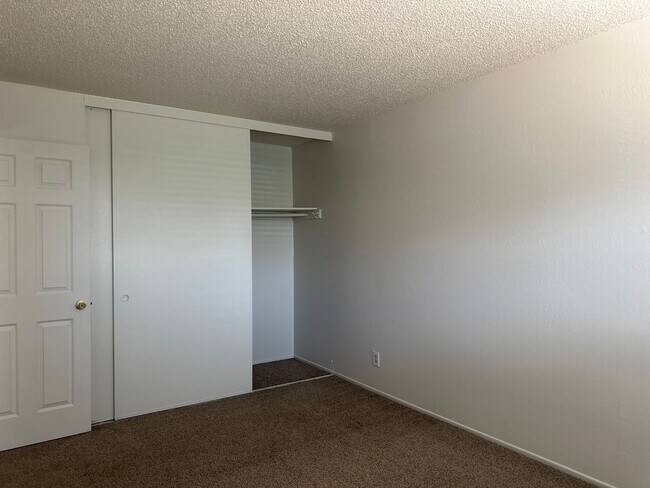 Building Photo - Clean 2 bedroom Duplex Near UNR