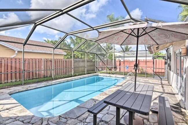 Building Photo - 4 br, 3.5 bath House - 531 SW 167th Ter