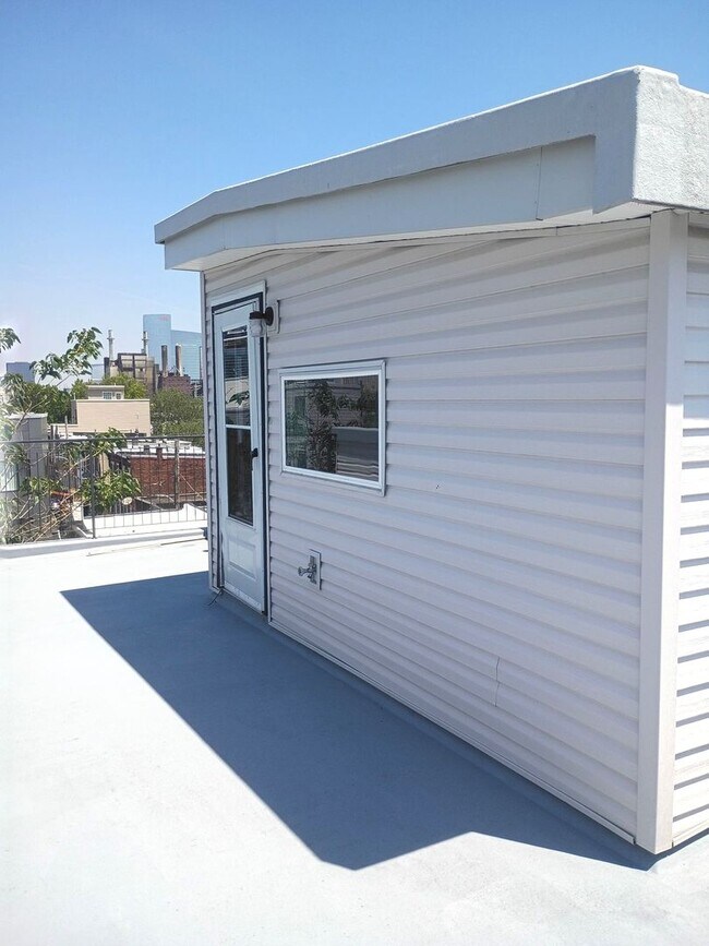 Building Photo - Stunning 4-Bedroom Townhome in Grays Ferry! Available NOW!