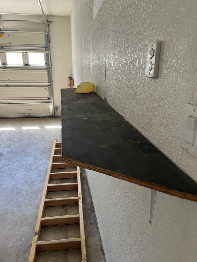 Building Photo - 3 bed / 2 bath Duplex