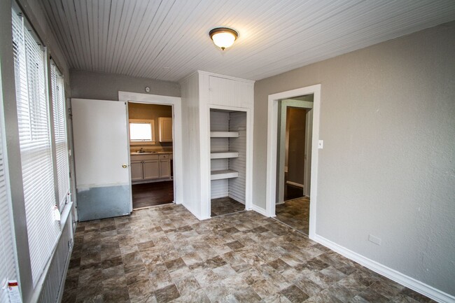 Building Photo - Charming 2BR 1BA Near Downtown