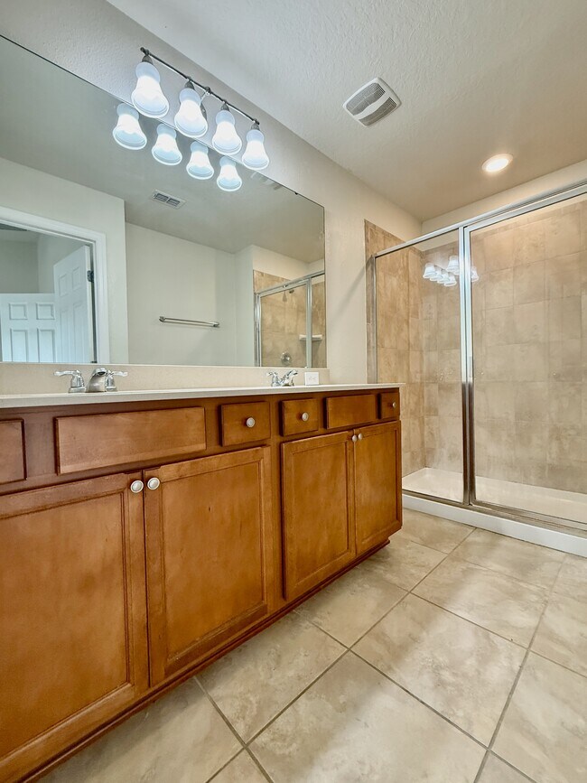 Building Photo - 3977 Plainview Dr