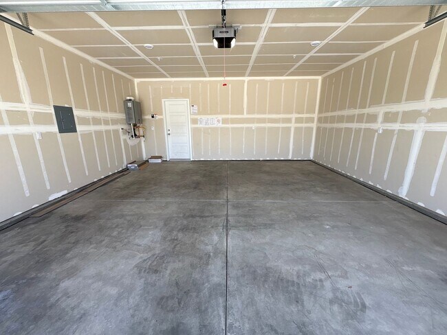 Building Photo - Lennar Home with Solar Available now for m...