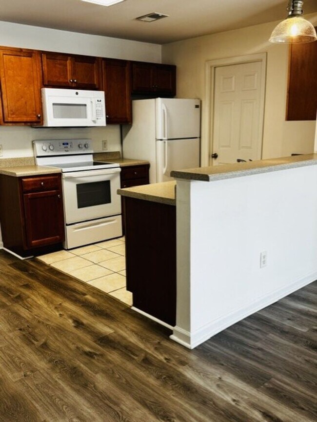 Building Photo - 2 bedroom 2 bath condo located close to beaches, shopping and restaurants