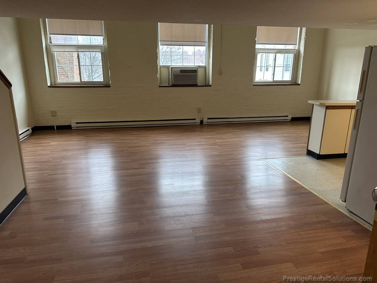 Building Photo - 21 Willow St