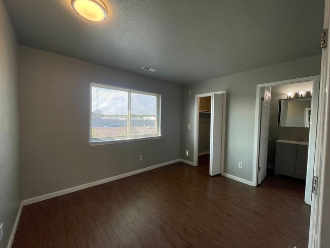 Building Photo - Super 1 Bedroom Condo in Perfect Condition!