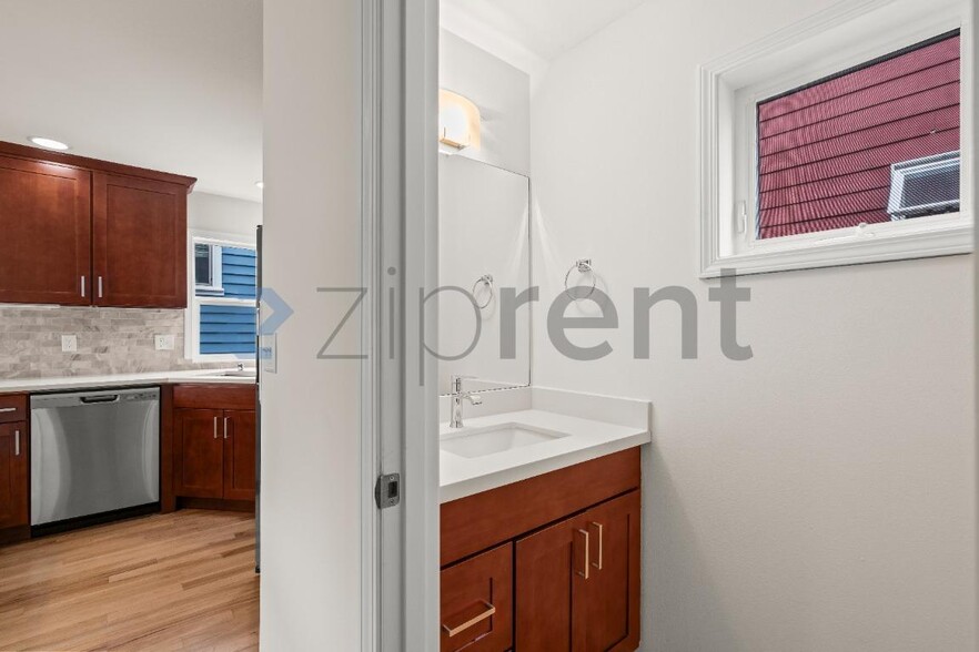 Building Photo - Unit A