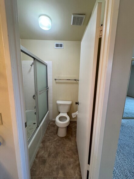 Building Photo - 330 Ivy Ln
