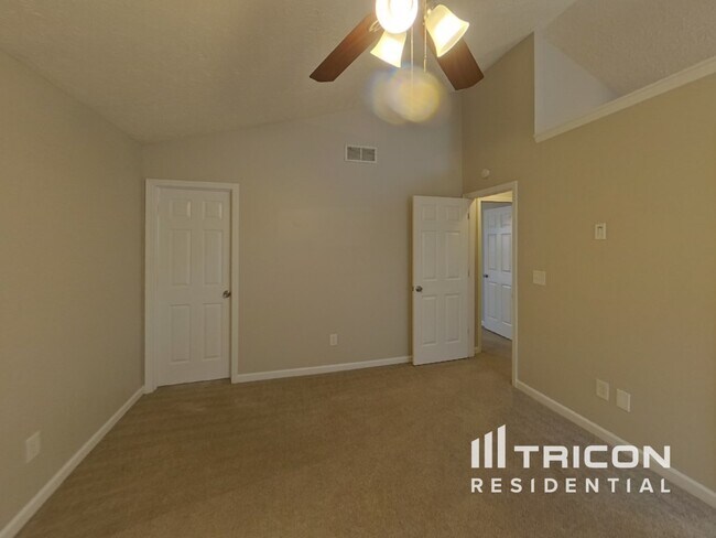 Building Photo - 9521 Lakeview Rd